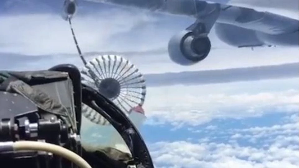 Μοναδικό βίντεο: Παρακολουθήστε εναέριο ανεφοδιασμό μέσα από το πιλοτήριο μαχητικού αεροσκάφους!